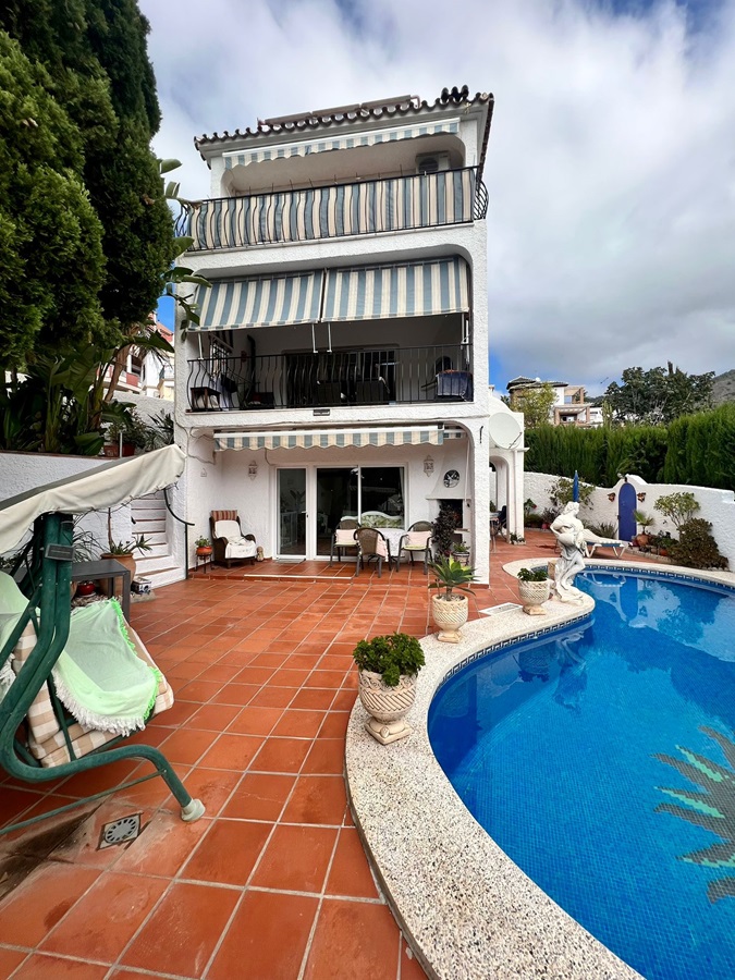 Villa avec appartement indépendant et piscine privée à Burriana