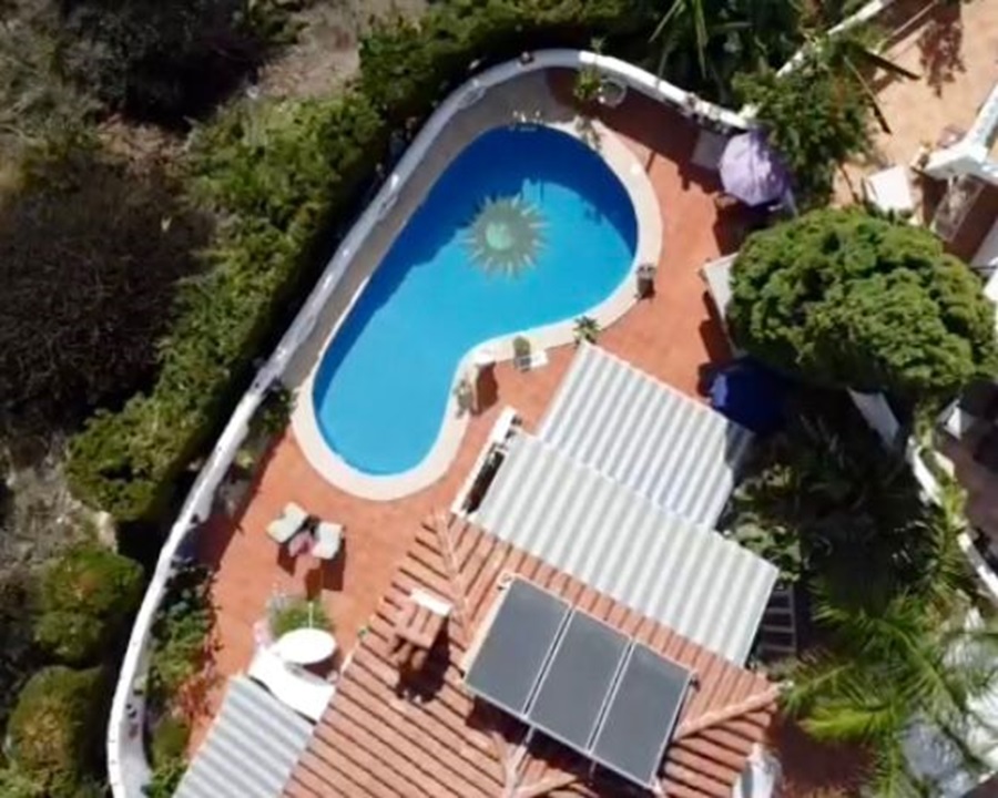 Villa with self-contained apartment and private pool in Burriana