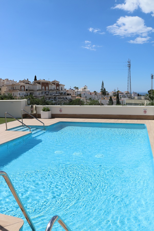 Nouvel appartement luxueusement fini dans un complexe à petite échelle pour de merveilleuses vacances à la plage à Nerja, dans le sud de l’Espagne.