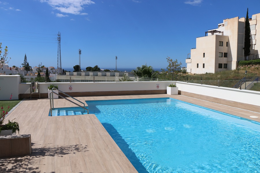 Neue luxuriös ausgestattete Wohnung in einer kleinen Anlage für einen wunderschönen Strandurlaub in Nerja, Südspanien.