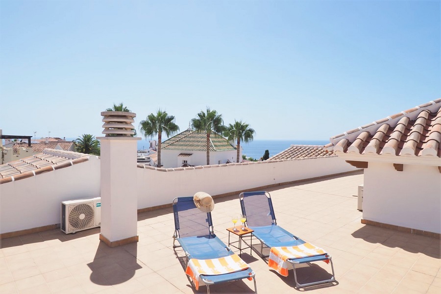 Apartamento de 2 dormitorios con piscina comunitaria cerca de la playa de Burriana de Nerja