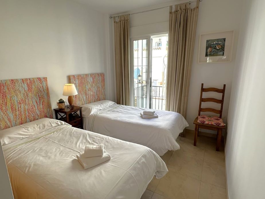 Apartamento de 2 dormitorios con piscina comunitaria cerca de la playa de Burriana de Nerja