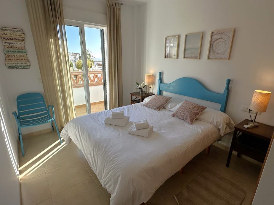 Apartamento de 2 dormitorios con piscina comunitaria cerca de la playa de Burriana de Nerja