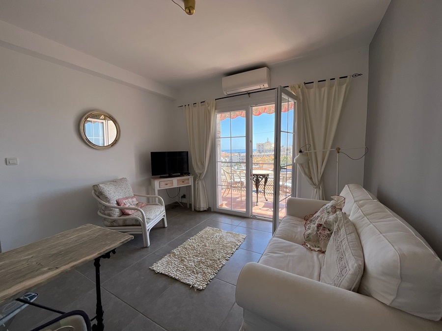 Moderne, komplett renovierte Wohnung 5 Gehminuten vom Strand Burriana und dem Zentrum von Nerja entfernt