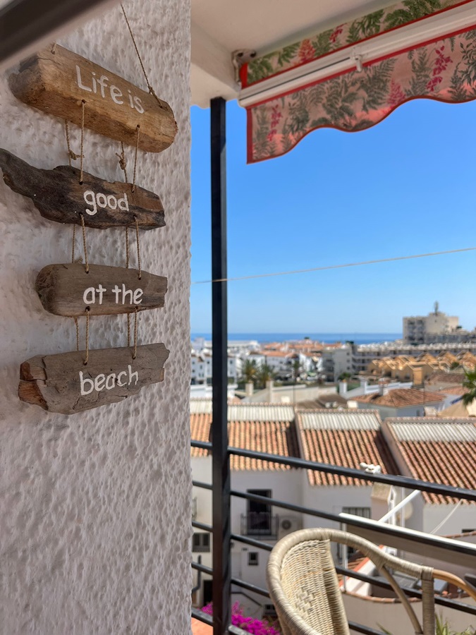 Moderne, komplett renovierte Wohnung 5 Gehminuten vom Strand Burriana und dem Zentrum von Nerja entfernt