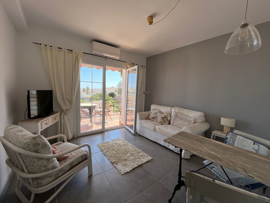 Modern compleet gerenoveerd appartement op 5 minuten lopen van het Burriana strand en het centrum van Nerja