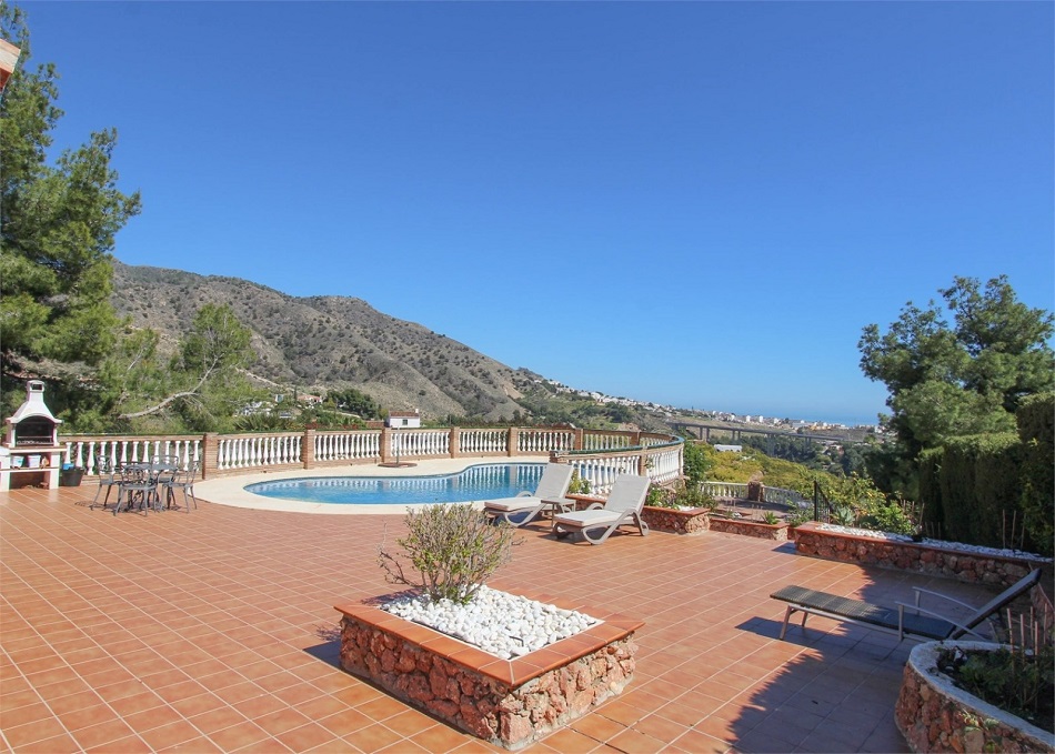 Villa spacieuse à Nerja avec une vue imprenable sur la mer et une piscine privée.