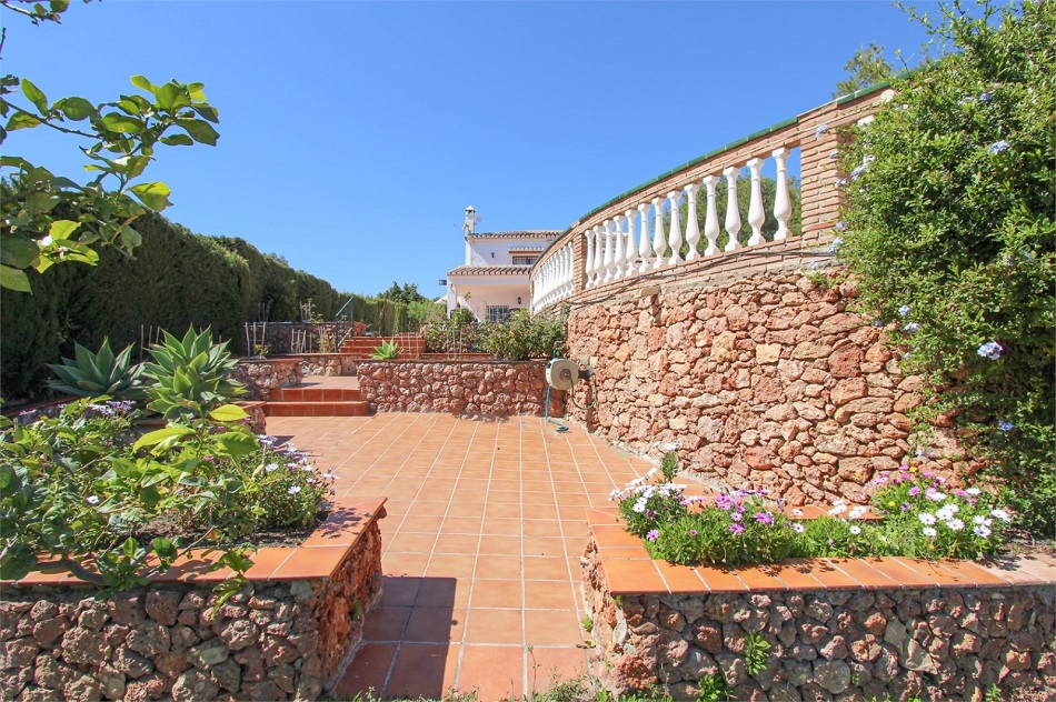 Espaciosa villa en Nerja con impresionantes vistas al mar y piscina privada.