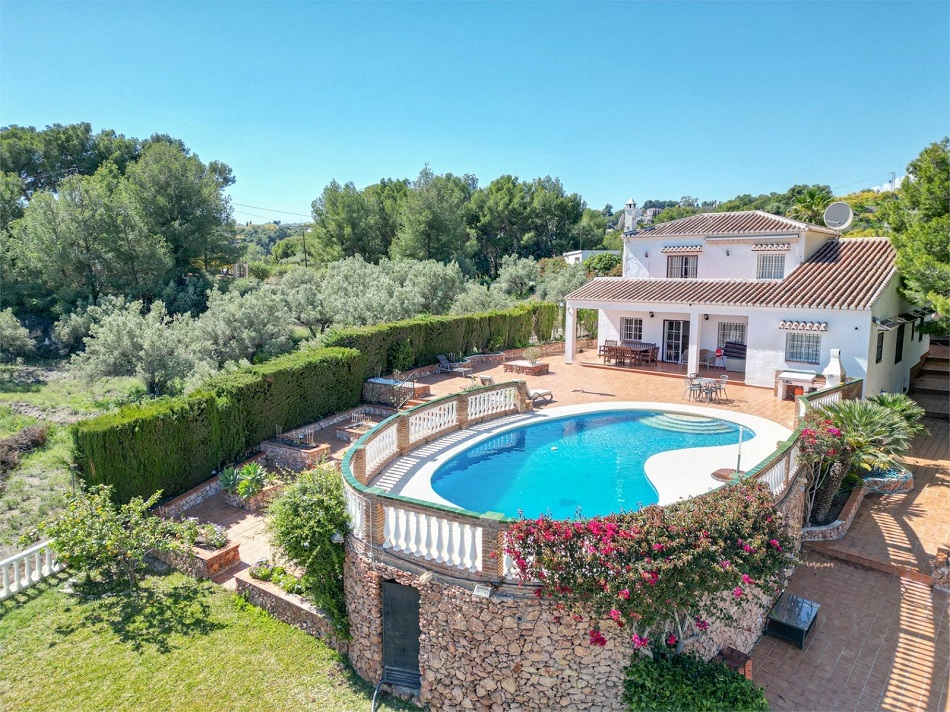 Espaciosa villa en Nerja con impresionantes vistas al mar y piscina privada.