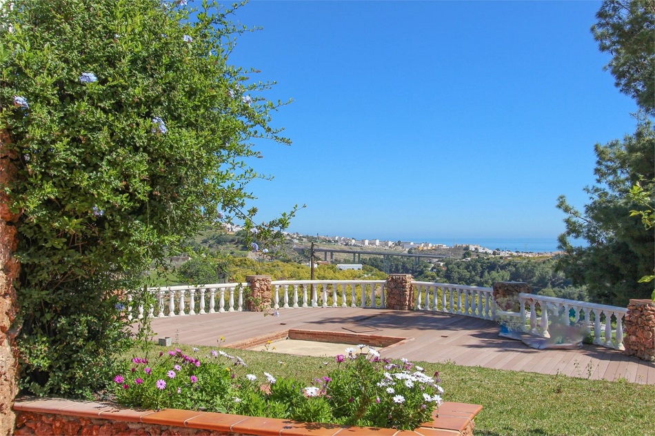 Spaziosa villa a Nerja con splendida vista sul mare e piscina privata.