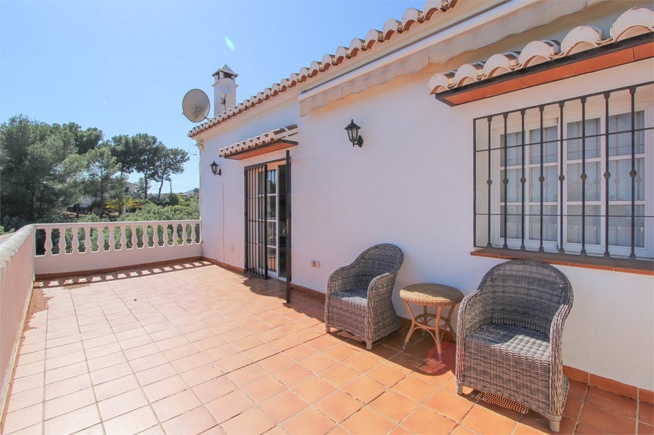 Spaziosa villa a Nerja con splendida vista sul mare e piscina privata.