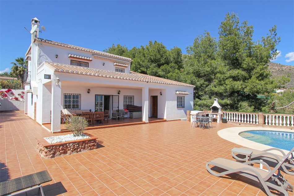 Villa spacieuse à Nerja avec une vue imprenable sur la mer et une piscine privée.