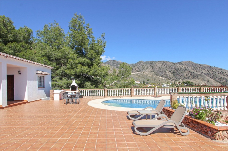 Ruime villa in Nerja met prachtig uitzicht op zee en privé zwembad.