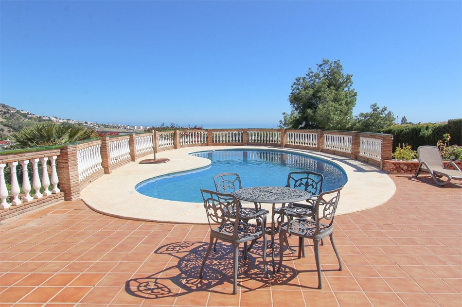 Villa spacieuse à Nerja avec une vue imprenable sur la mer et une piscine privée.