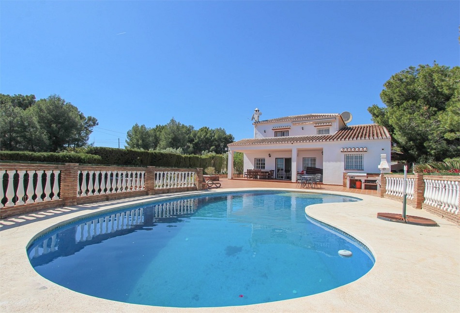 Espaciosa villa en Nerja con impresionantes vistas al mar y piscina privada.