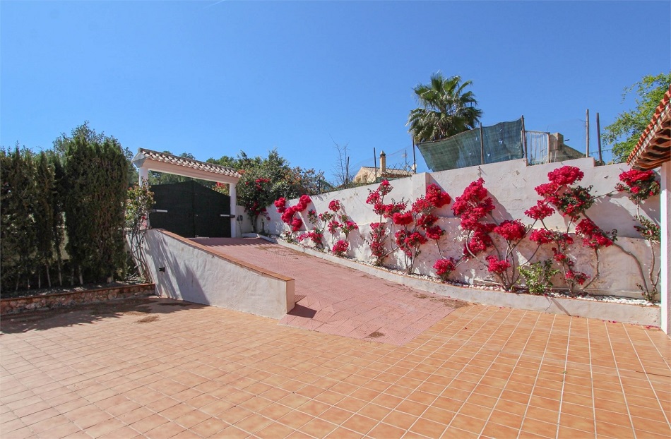 Villa spacieuse à Nerja avec une vue imprenable sur la mer et une piscine privée.