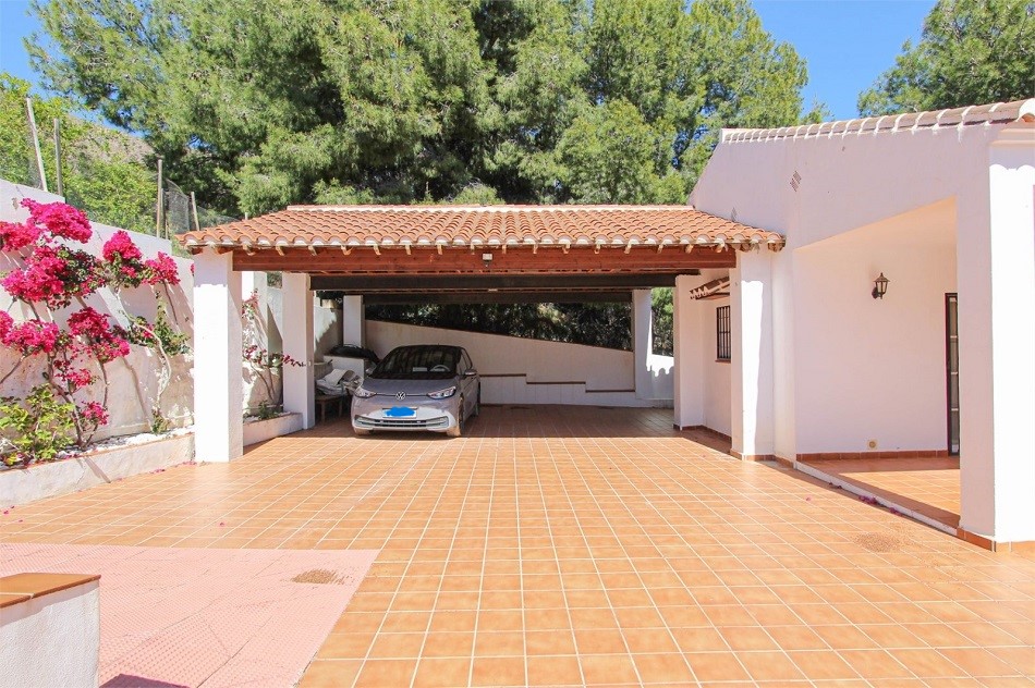 Villa spacieuse à Nerja avec une vue imprenable sur la mer et une piscine privée.