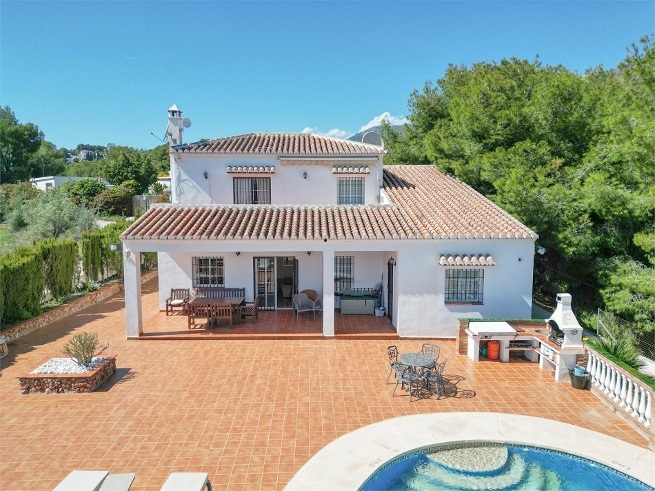 Villa spacieuse à Nerja avec une vue imprenable sur la mer et une piscine privée.