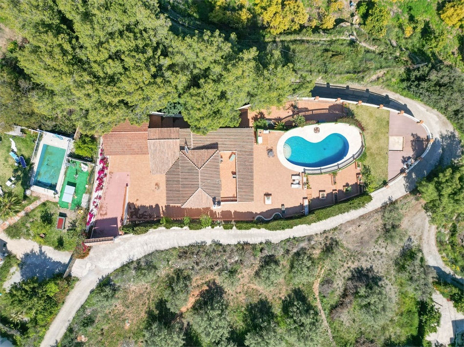 Espaciosa villa en Nerja con impresionantes vistas al mar y piscina privada.