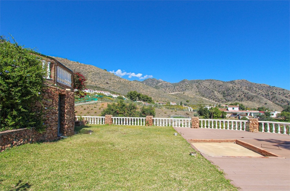 Spacious villa in Nerja with stunning sea views and private pool.