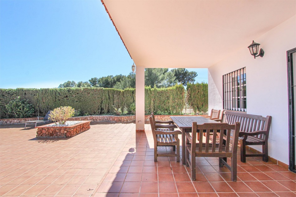 Spaziosa villa a Nerja con splendida vista sul mare e piscina privata.