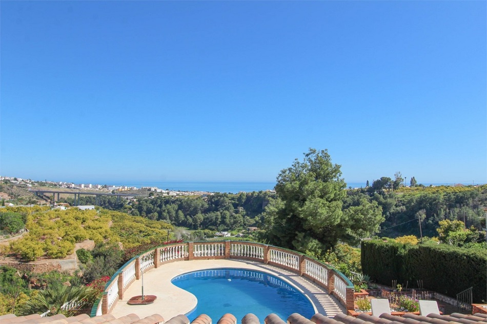 Espaciosa villa en Nerja con impresionantes vistas al mar y piscina privada.