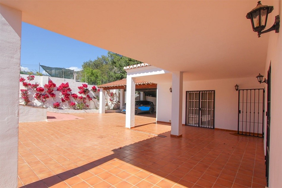 Romslig villa i Nerja med fantastisk havutsikt og privat basseng.