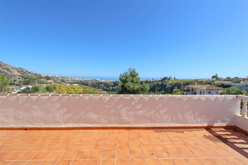 Villa spacieuse à Nerja avec une vue imprenable sur la mer et une piscine privée.