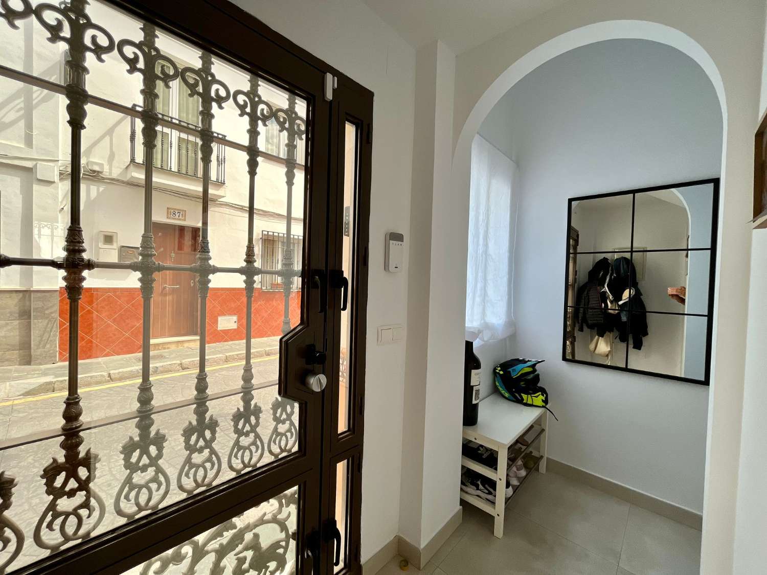 Maison moderne dans le centre de Nerja avec une grande terrasse sur le toit.