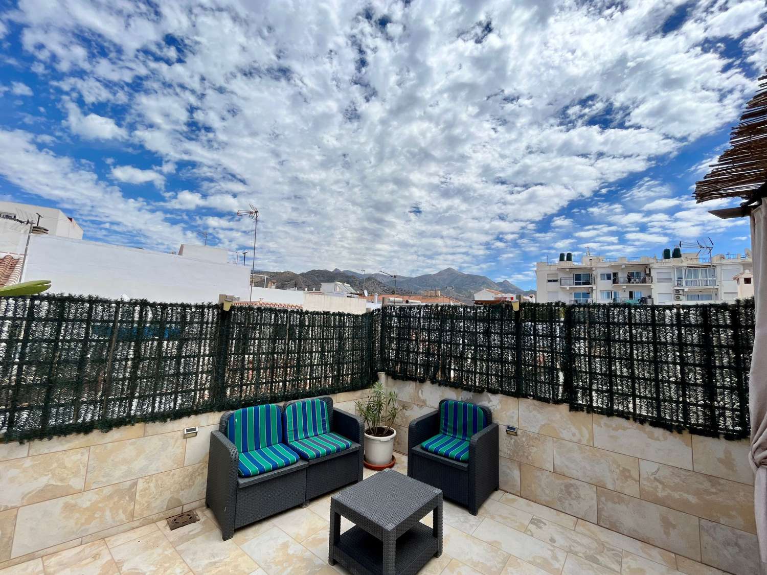 Casa moderna nel centro di Nerja con una spaziosa terrazza sul tetto.