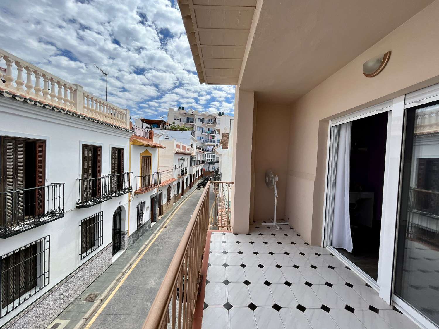 Moderne woning in het centrum van Nerja met een ruim dak terras.