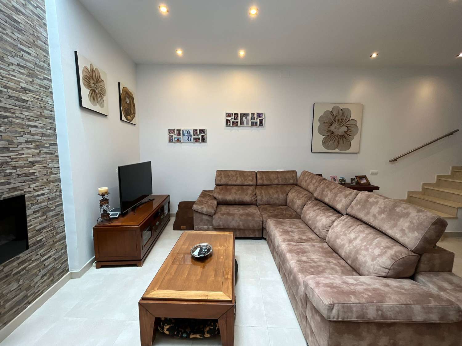 Maison moderne dans le centre de Nerja avec une grande terrasse sur le toit.