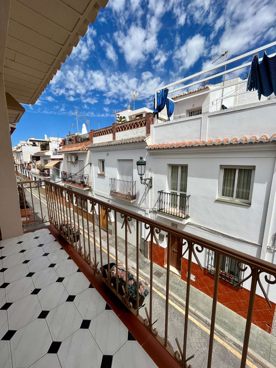 Maison moderne dans le centre de Nerja avec une grande terrasse sur le toit.