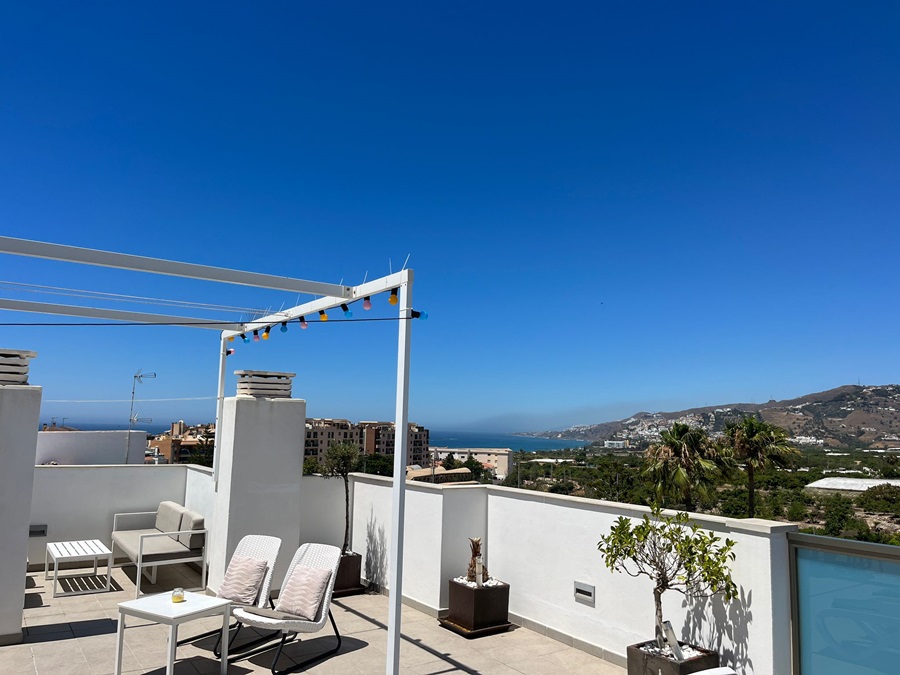 Exclusif à Villandalux, penthouse dans le centre de Nerja avec une vue magnifique sur la mer et un jacuzzi