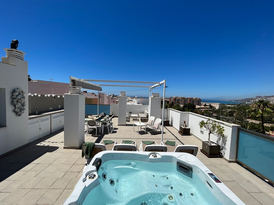 In esclusiva a Villandalux, attico nel centro di Nerja con splendida vista sul mare e jacuzzi