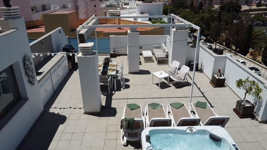 In esclusiva a Villandalux, attico nel centro di Nerja con splendida vista sul mare e jacuzzi