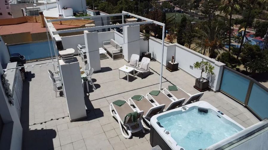 Exclusief bij Villandalux, penthouse in het centrum van Nerja met prachtig zeezicht en jacuzzi