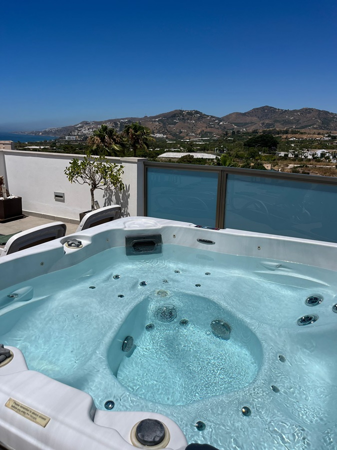 Exclusivo de Villandalux, ático en el centro de Nerja con preciosas vistas al mar y jacuzzi