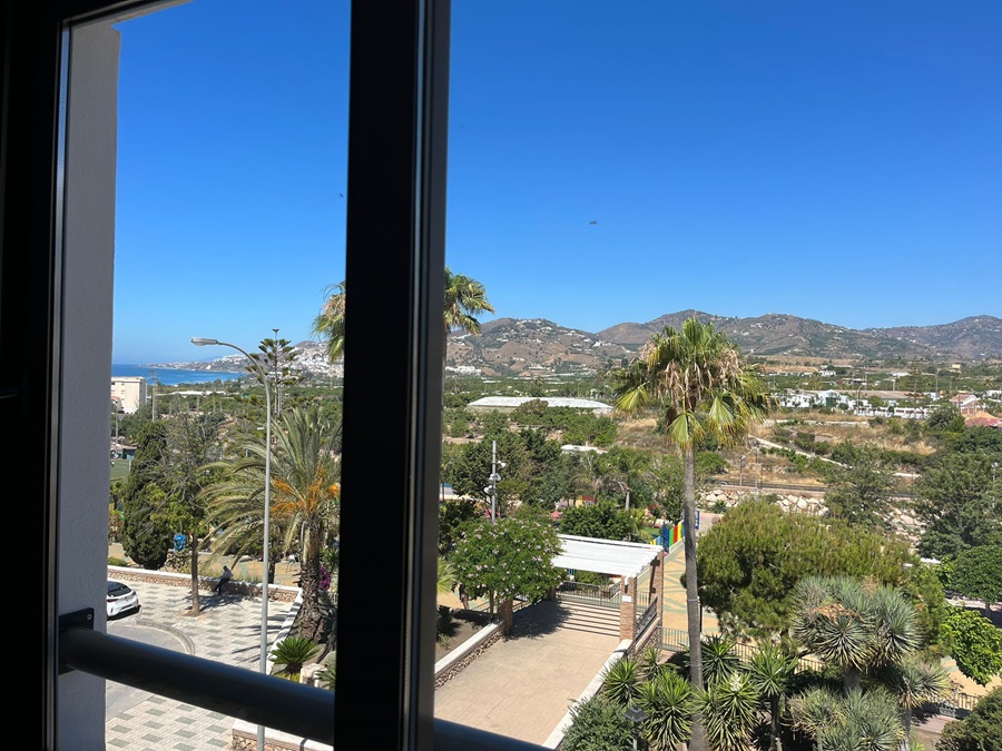 In esclusiva a Villandalux, attico nel centro di Nerja con splendida vista sul mare e jacuzzi