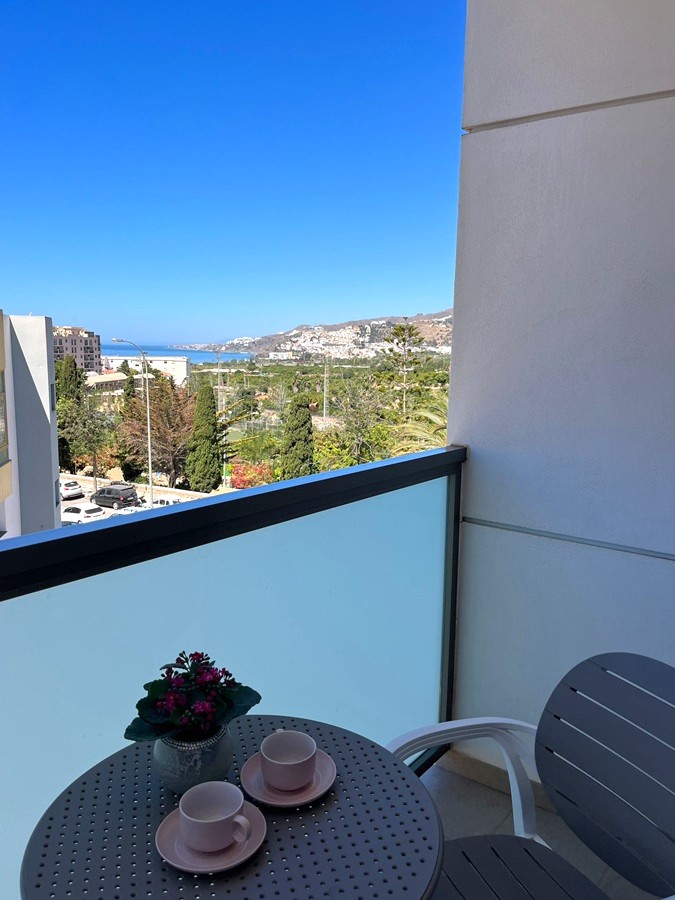 Exclusif à Villandalux, penthouse dans le centre de Nerja avec une vue magnifique sur la mer et un jacuzzi