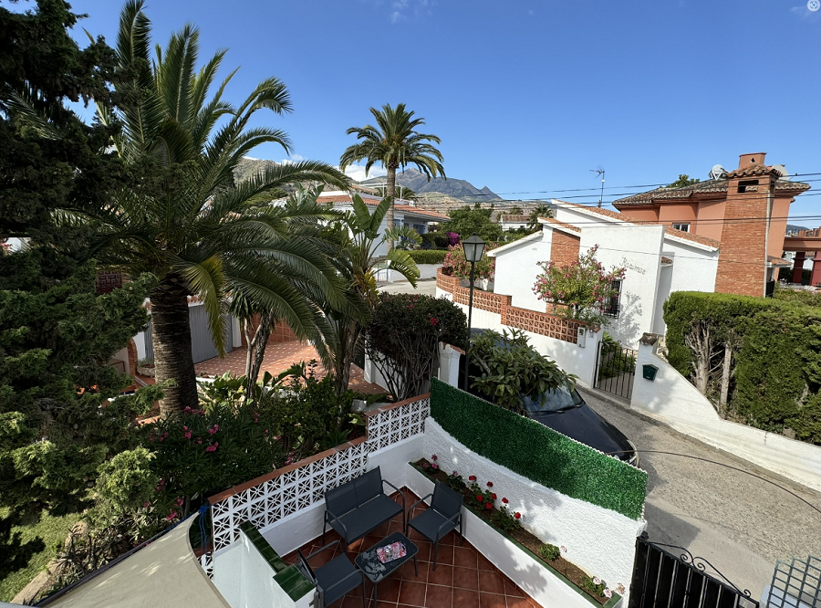 Belle maison jumelée avec 2 chambres et piscine privée et jacuzzi à 700 mètres de la célèbre plage de Burriana à Nerja.