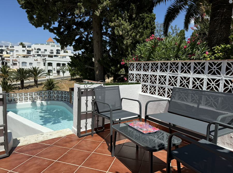 Beautiful semi-detached house with 2 bedrooms and private pool and jacuzzi 700 meters from the famous Burriana beach in Nerja.