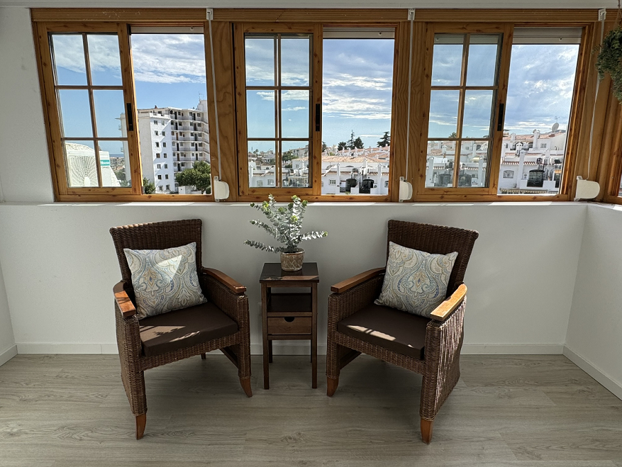 Prachtig halfvrijstaand huis met 2 slaapkamers en privé zwembad en jacuzzi op 700 meter van het bekende Burriana strand in Nerja.