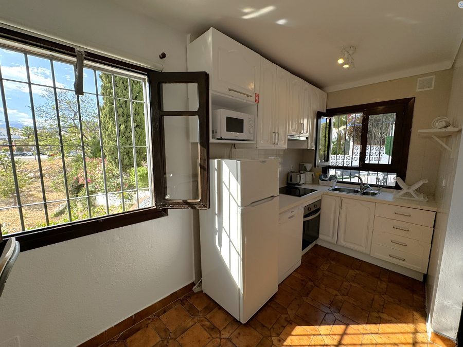 Belle maison jumelée avec 2 chambres et piscine privée et jacuzzi à 700 mètres de la célèbre plage de Burriana à Nerja.