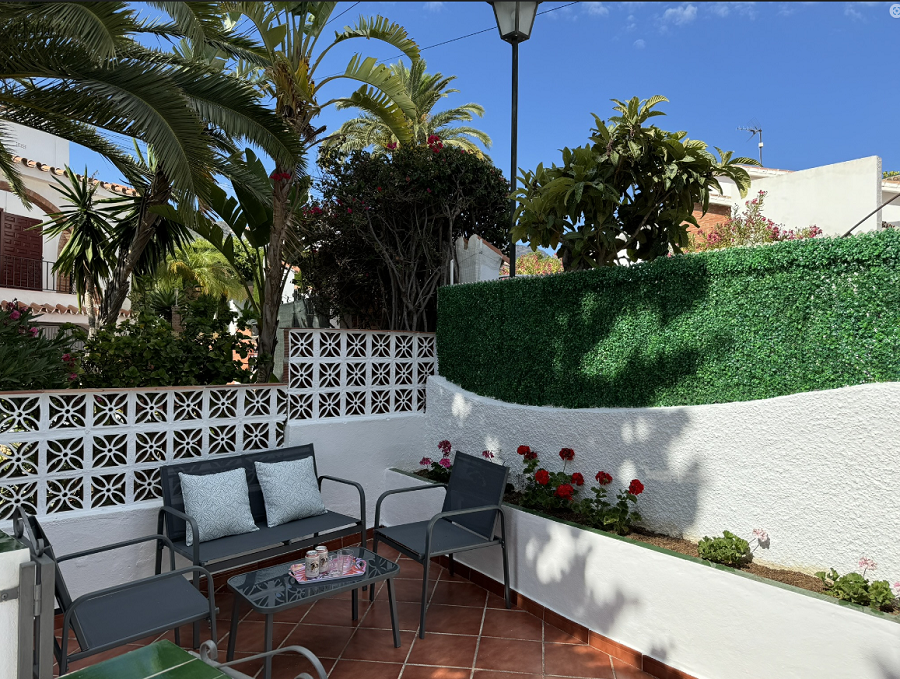 Belle maison jumelée avec 2 chambres et piscine privée et jacuzzi à 700 mètres de la célèbre plage de Burriana à Nerja.