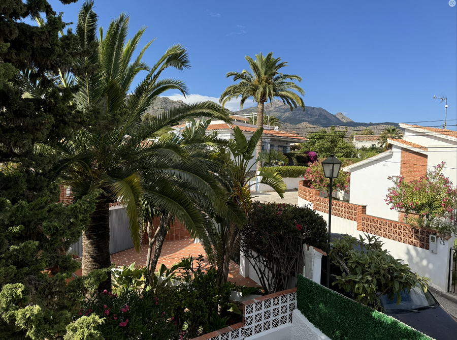 Vackert parhus med 2 sovrum och privat pool och jacuzzi 700 meter från den berömda Burriana-stranden i Nerja.