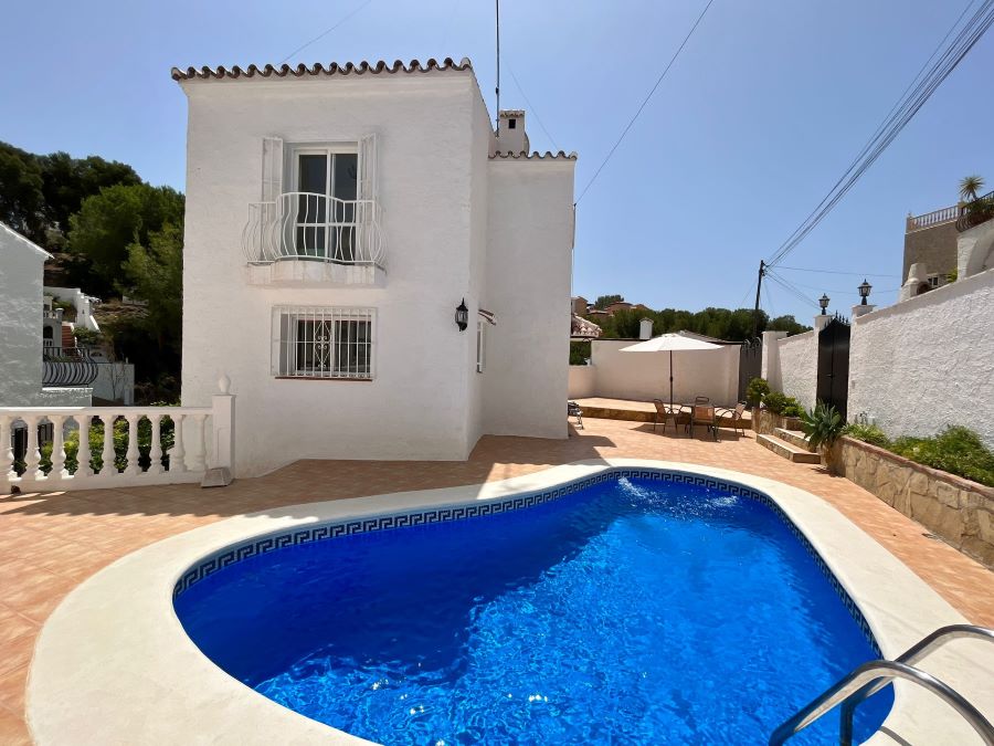 Exclusive of Villandalux, villa with private pool 500 meters from the Burriana beach.