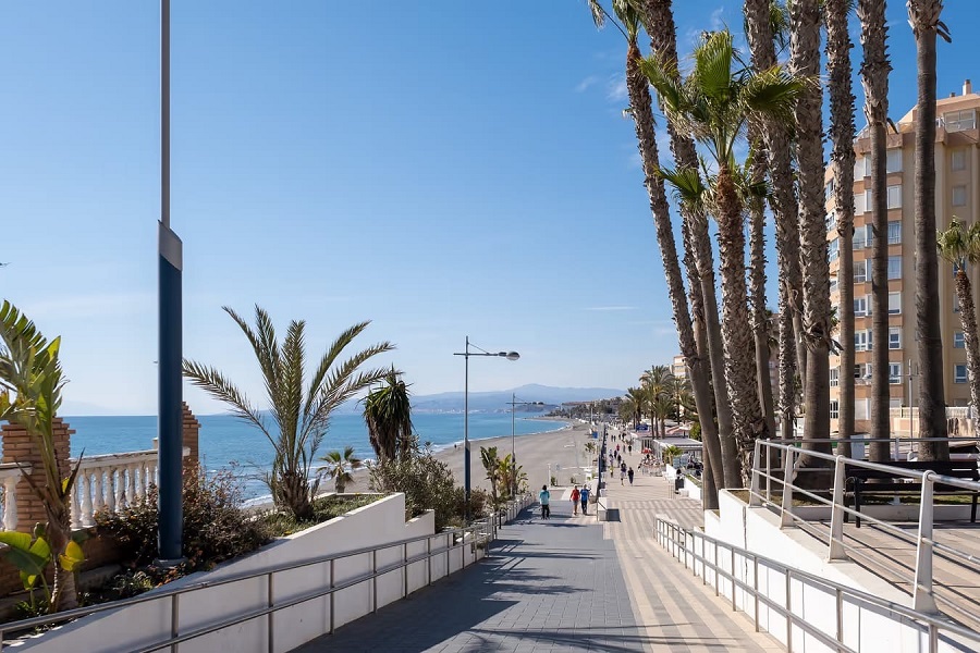 Vacker lägenhet med 3 sovrum nära stranden i Torrox Costa.