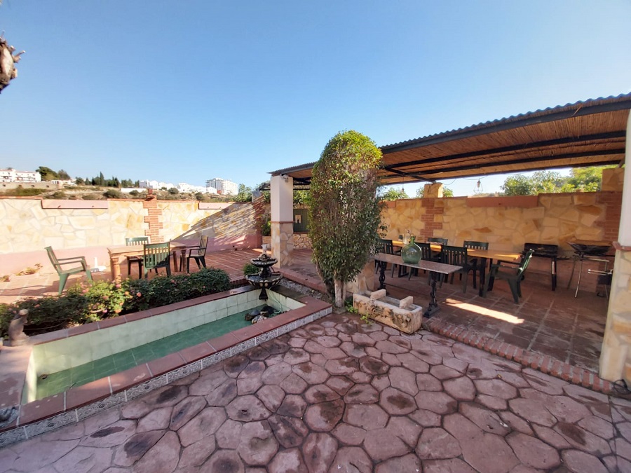 Maison individuelle de caractéristique spéciale à Nerja avec 4 chambres spacieuses, 3 salles de bains et piscine privée.