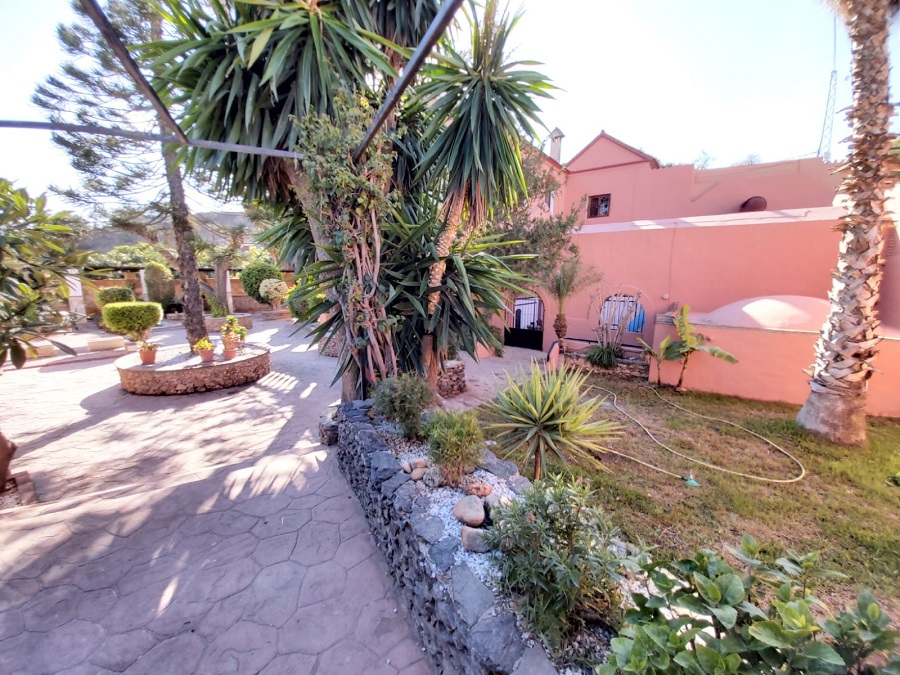 Maison individuelle de caractéristique spéciale à Nerja avec 4 chambres spacieuses, 3 salles de bains et piscine privée.